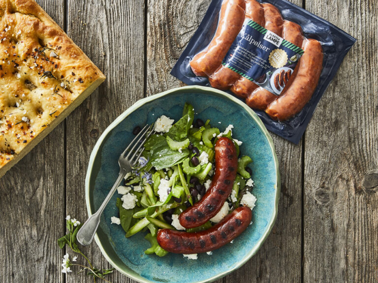 Smagfulde grillede kålpølser med en skøn grøn bønnesalat