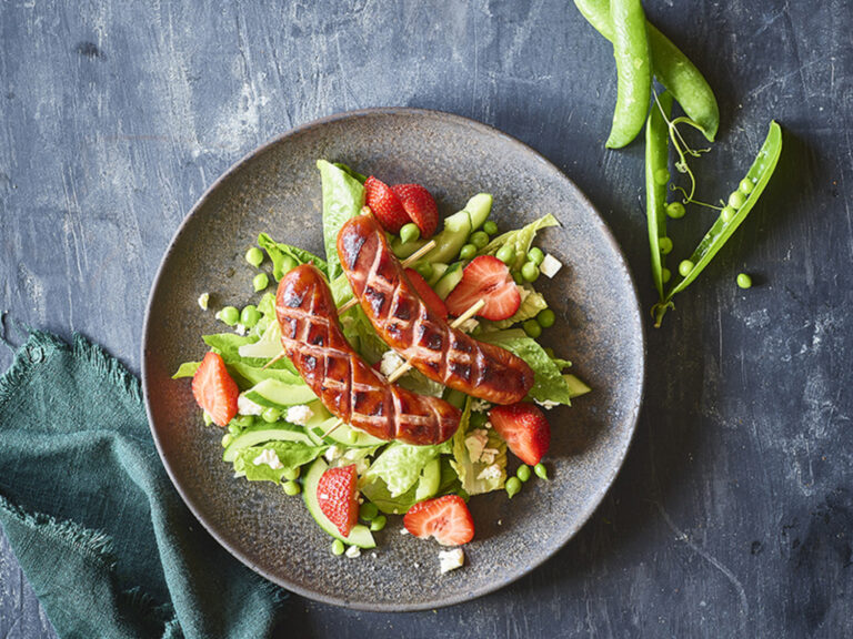 Kålpølse med salat og jordbær